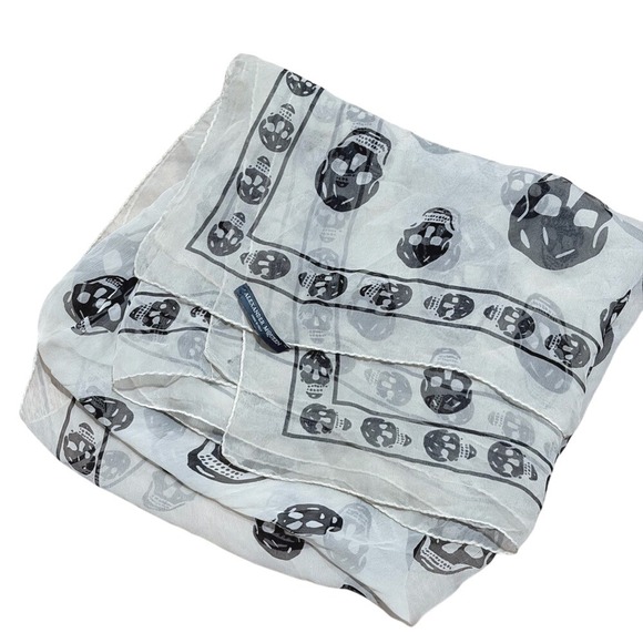 小物 Alexander Mcqueen Skull Silk Scarf y2k Classic Silk Skull Scarf in Black | Alexander McQueen US